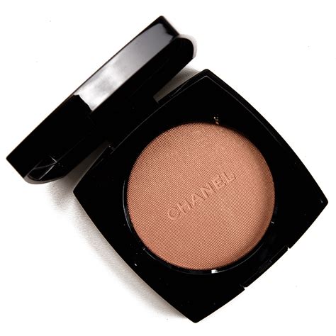 Chanel Warm Gold (20) Highlighting Powder Review & Swatches 